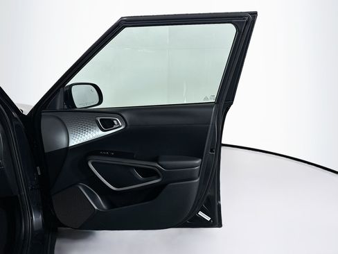 Used 2025 Kia Soul LX w/ LX Technology Package FWD image 30