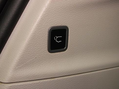 Used 2018 Chrysler Pacifica Touring-L FWD image 13