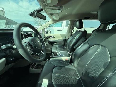 Used 2023 Chrysler Pacifica Touring-L image 3