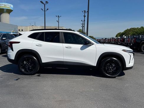 New 2026 Chevrolet Trax LT w/ Driver Confidence Package FWD image 2