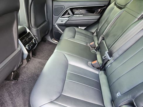 Used 2025 Land Rover Range Rover SE image 5