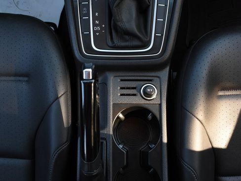 Used 2021 Volkswagen Golf 4-Door image 40