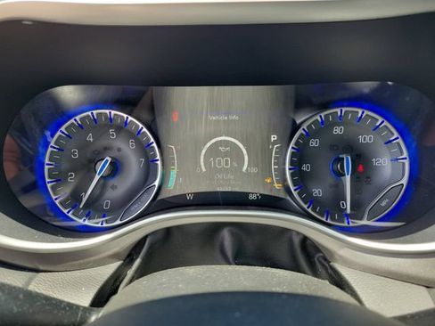 Used 2023 Chrysler Pacifica Touring-L FWD image 32