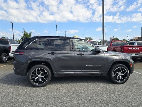 New 2025 Jeep Grand Cherokee Summit image 2