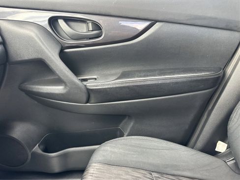 Used 2019 Nissan Rogue S image 29