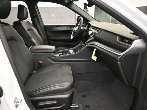 Used 2025 Jeep Grand Cherokee Altitude image 38