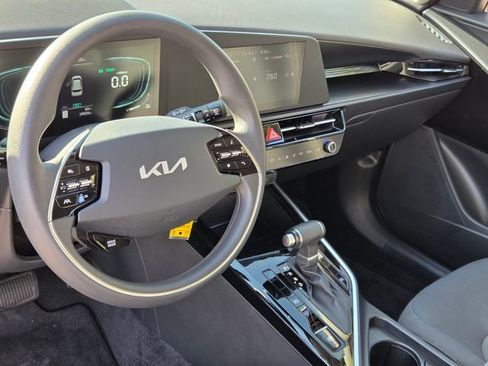 Used 2025 Kia Niro LX FWD image 9