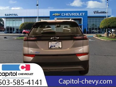 Used 2023 Chevrolet Bolt EUV Premier w/ Sun & Sound Package FWD image 4