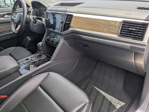Used 2023 Volkswagen Atlas SE w/ Panoramic Sunroof Package FWD image 13