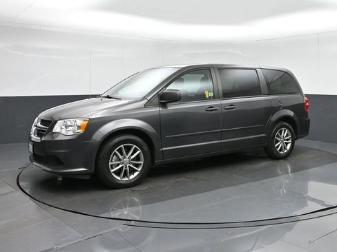 Used 2016 Dodge Grand Caravan SE image 3