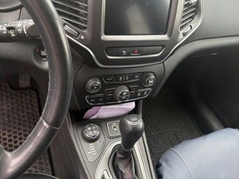 Used 2020 Jeep Cherokee Trailhawk w/ Cold Weather Group AWD/4WD image 10