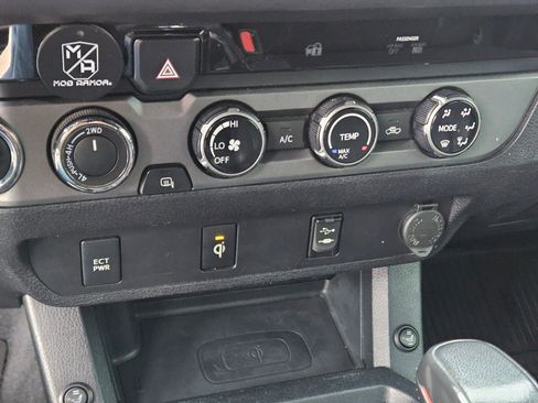 Used 2017 Toyota Tacoma TRD Sport w/ Tow Package (A/T) AWD/4WD image 24