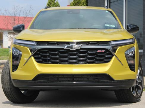 Used 2025 Chevrolet Trax RS w/ Driver Confidence Package FWD image 3