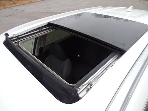 Used 2021 Nissan Rogue SV image 11