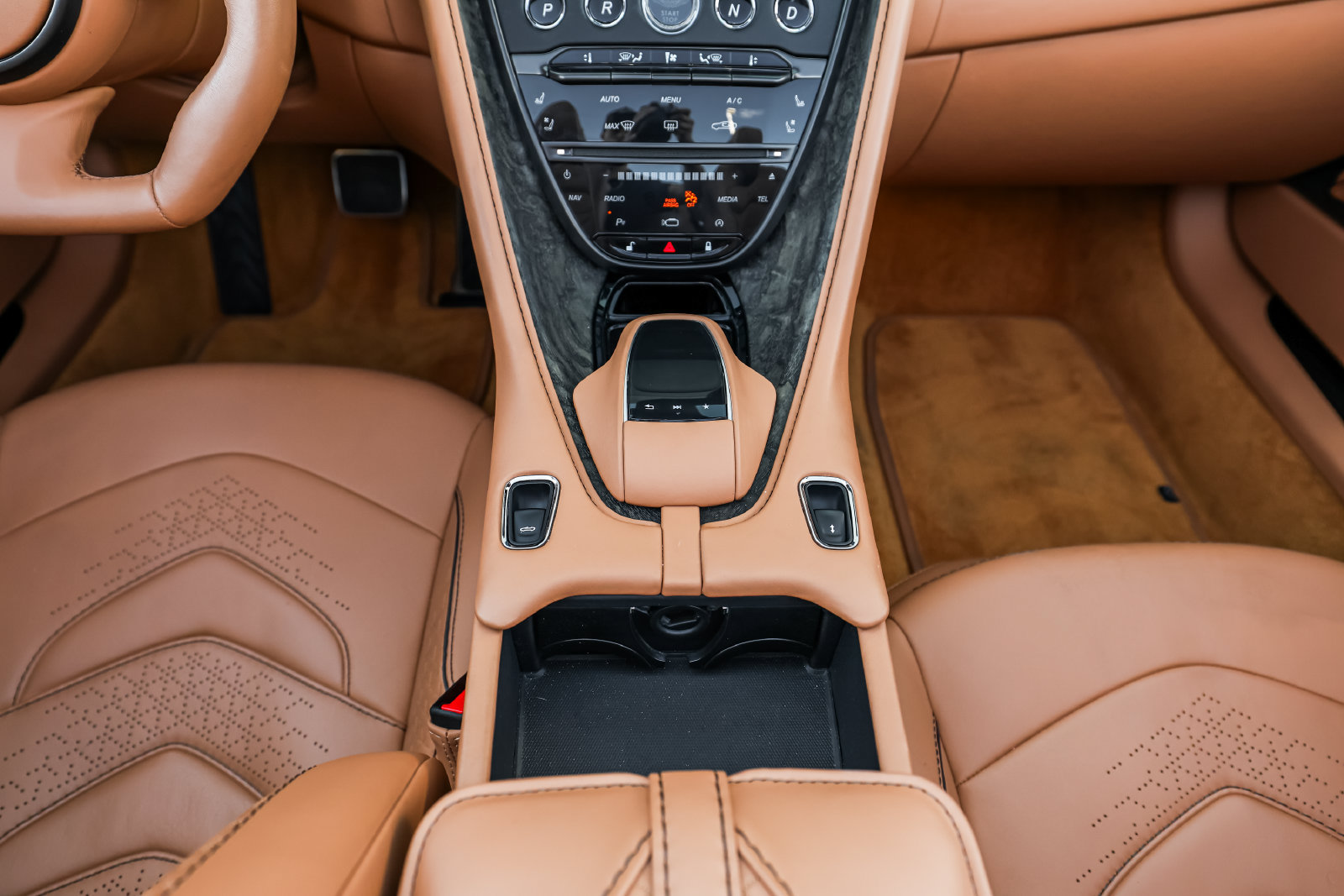 Used 2022 Aston Martin DBS Superleggera Volante RWD image 33