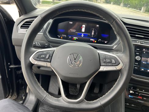 Certified 2024 Volkswagen Tiguan SE w/ Panoramic Sunroof Package FWD image 16