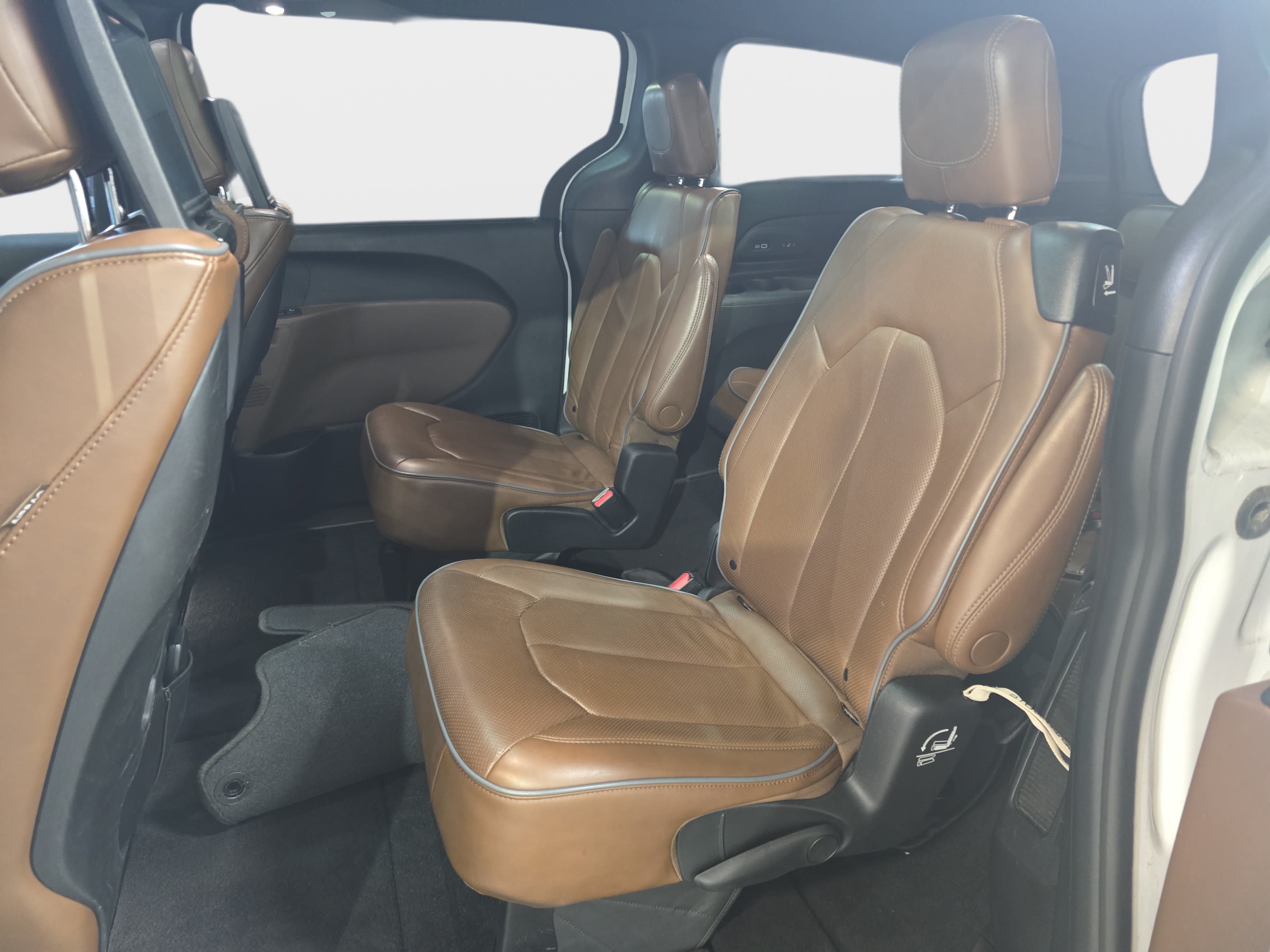 Used 2021 Chrysler Pacifica Limited w/ Uconnect Theater Family Group AWD/4WD image 11