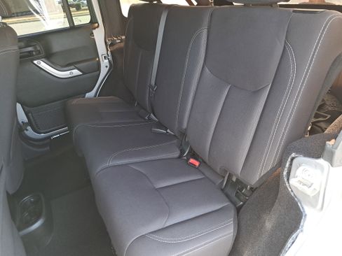 Used 2018 Jeep Wrangler Unlimited Sahara w/ Connectivity Group image 13