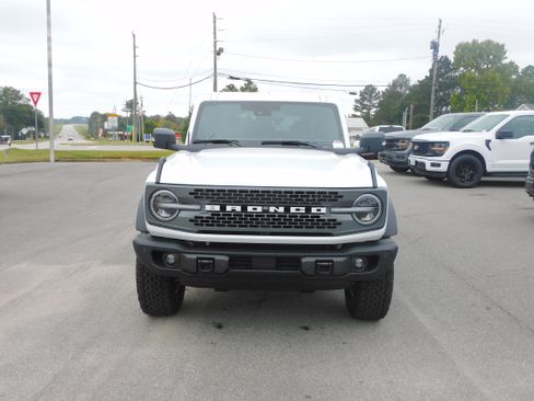 New 2025 Ford Bronco Badlands image 3