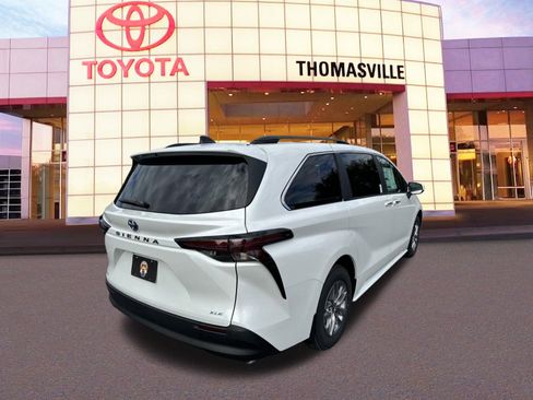 New 2025 Toyota Sienna XLE image 5