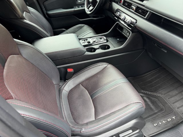Used 2025 Honda Pilot Black Edition image 30