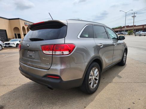 Used 2018 Kia Sorento LX image 5