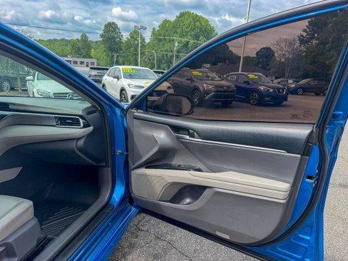 Used 2018 Toyota Camry SE FWD image 17