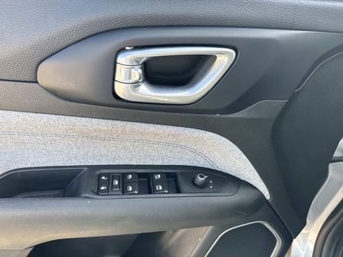 Used 2024 Jeep Compass Latitude image 15