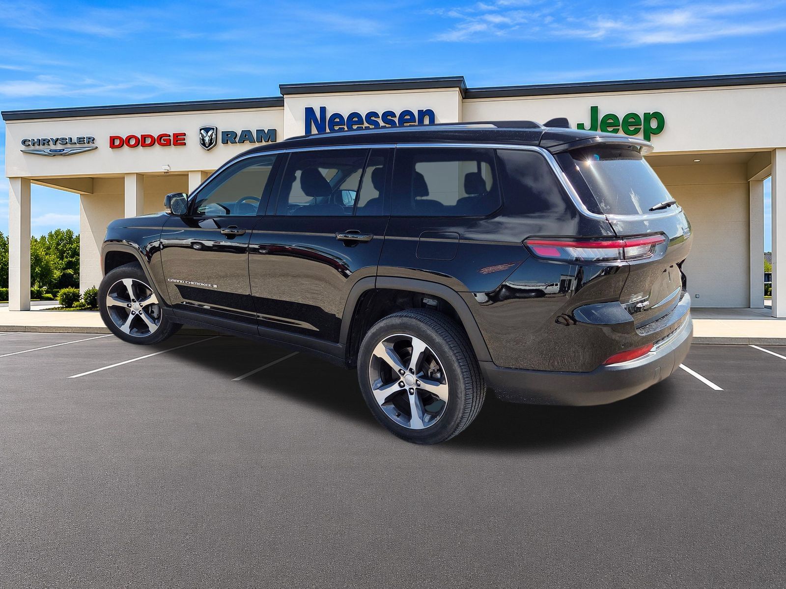 Used 2023 Jeep Grand Cherokee L Limited AWD/4WD image 5