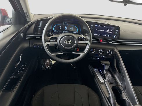 Used 2024 Hyundai Elantra SE FWD image 17