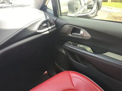 Used 2020 Chrysler Pacifica Limited w/ Quick Oder Package 2EV RED-S FWD image 21