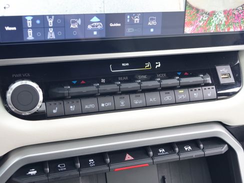 Used 2025 Toyota Sequoia Capstone w/ Tow Technology Package AWD/4WD image 22