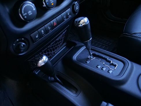 Used 2016 Jeep Wrangler Unlimited Rubicon AWD/4WD image 15