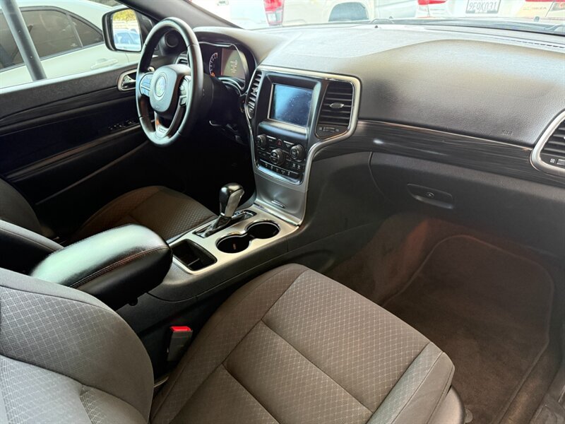 Used 2019 Jeep Grand Cherokee Laredo RWD image 26