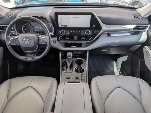 Used 2023 Toyota Highlander XLE FWD image 29