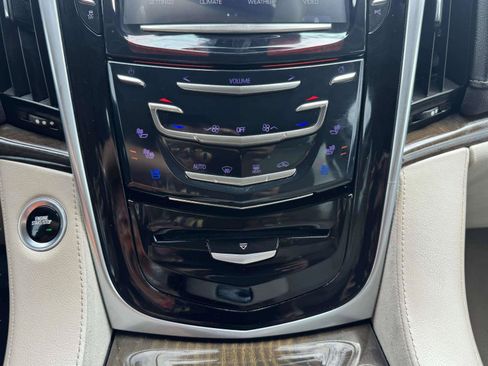 Used 2020 Cadillac Escalade Premium Luxury AWD/4WD image 33