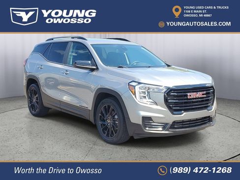 Used 2023 GMC Terrain SLE w/ Driver Convenience Package FWD image 2