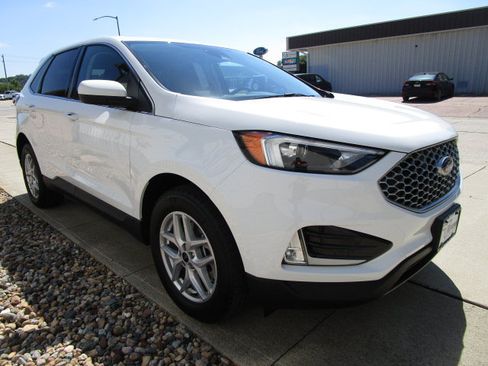Used 2024 Ford Edge SEL w/ Convenience Package AWD/4WD image 3