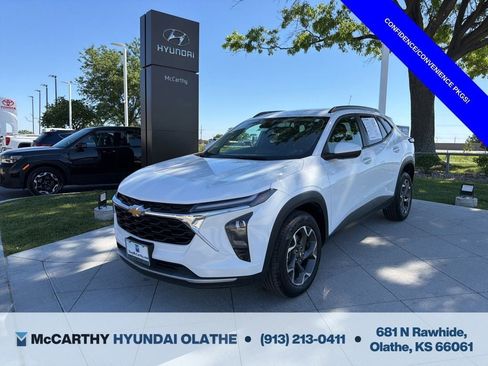 Used 2024 Chevrolet Trax LT w/ Driver Confidence Package FWD image 1