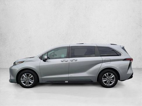 Certified 2022 Toyota Sienna Limited image 9