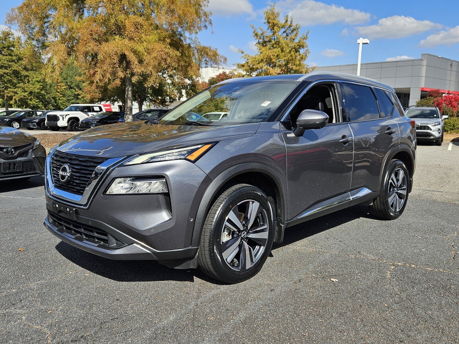 Used 2023 Nissan Rogue SL w/ SL Premium Package FWD image 3