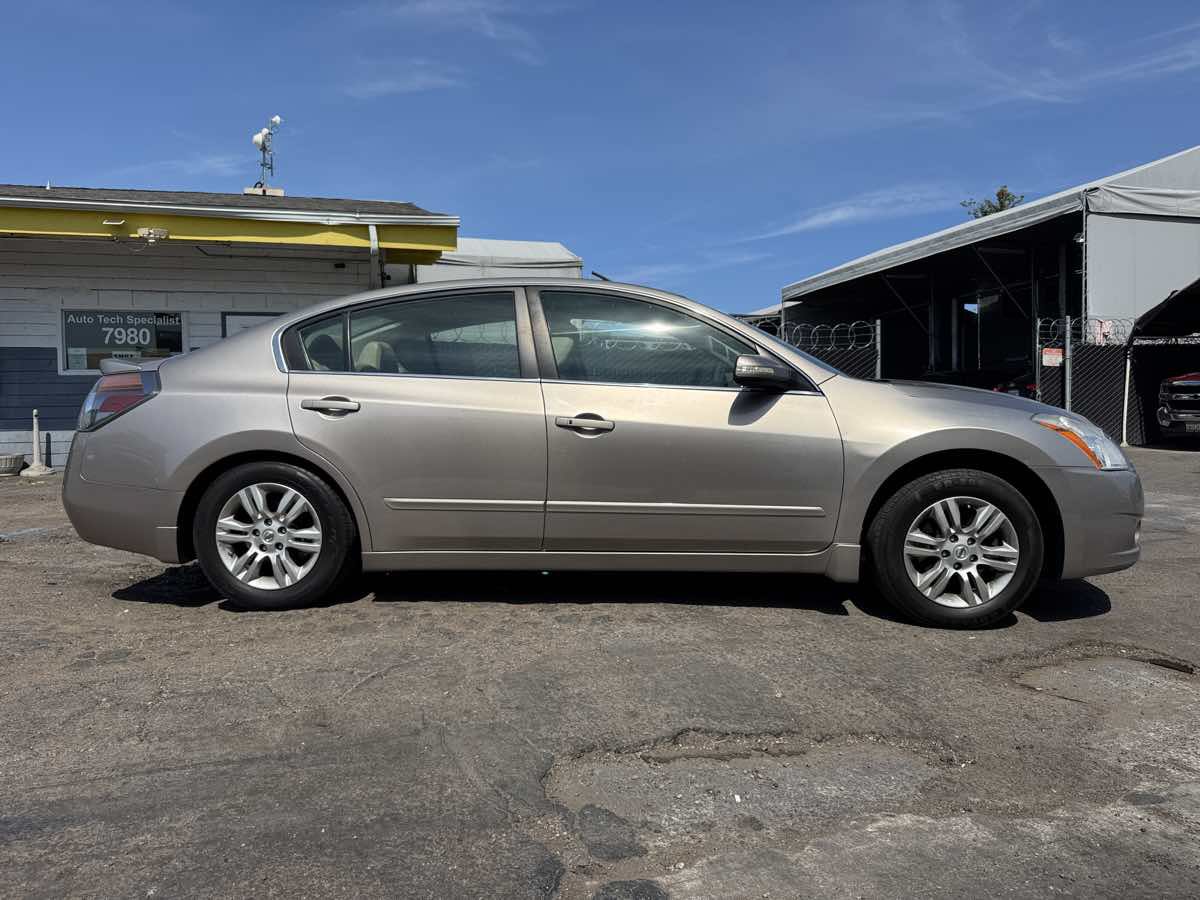 Used 2011 Nissan Altima 2.5 SL w/ Technology Pkg FWD image 5