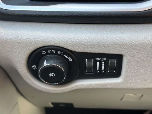 Used 2019 Chrysler Pacifica Touring-L image 20