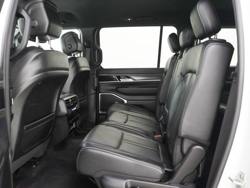Used 2024 Jeep Wagoneer L Series II w/ Flexible Seating Group AWD/4WD image 23