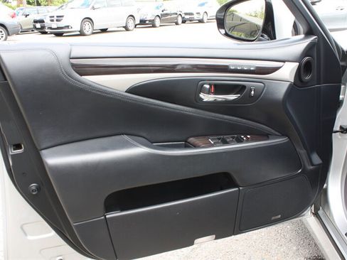 Used 2013 Lexus LS 460 w/ Comfort Pkg image 6