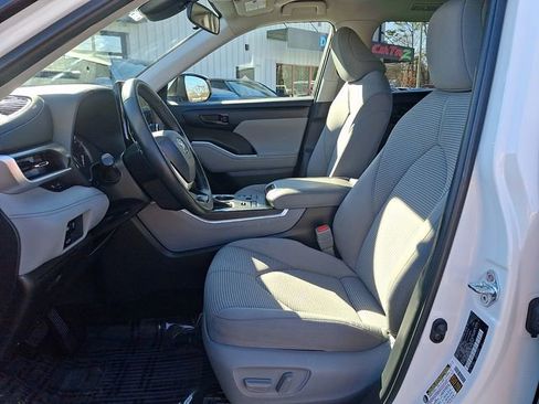Used 2023 Toyota Highlander LE image 17