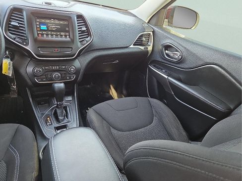 Used 2019 Jeep Cherokee Latitude w/ Popular Appearance Group image 12