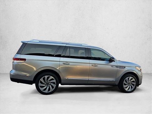 Used 2023 Lincoln Navigator L Reserve AWD/4WD image 4