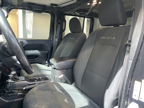 Used 2019 Jeep Wrangler Unlimited Sahara AWD/4WD image 17