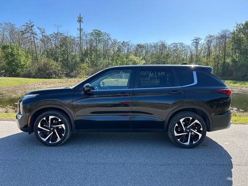 Used 2024 Mitsubishi Outlander SE image 2
